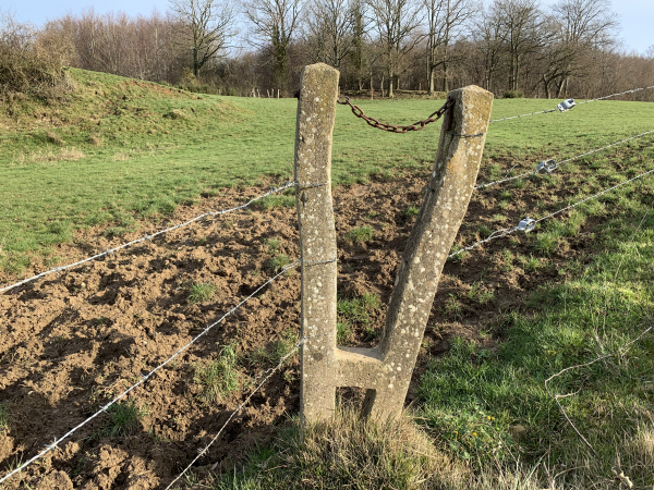 Ce passe-clôture permet de couper le virage de la petite route qui monte vers le château de Sauchay. Ce qui a derrière le passe-clôture n'est peut-être pas tentant, mais on n'est pas obligé de couper le virage non plus... Il existait la même chose pour couper le virage précédent, mais le passage est désormais clôturé.