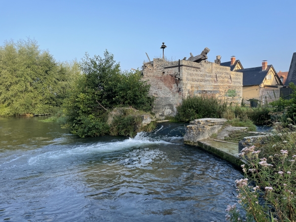 Nous partons du petit parking près de l'église, et suivons la rue des Moulins jusqu'aux passerelles sur l'Eaulne. Ce vieux moulin était encore debout, avec son toit, lors de notre premier passage sur ce circuit en 2013... (Voir l'album de la rando, répertoire 2013)