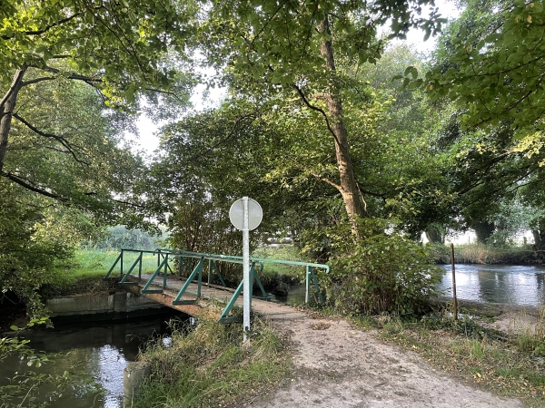 Nous passons les deux bras de l'Eaulne. Les paysages sont délicieux, mais ponctués de panneaux d'interdiction de toutes sortes, dont l'interdiction de pique-nique ! Ancourt n'offre pas le meilleur accueil aux marcheurs, et vous allez voir que ce n'est pas fini...