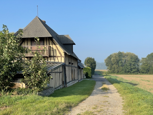 Nous arrivons au lieu-dit Imbleval, notre chemin devient une petite route en direction de Martin-Eglise.