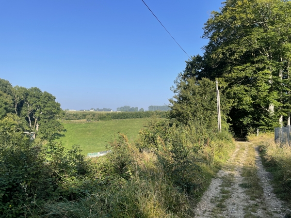 Sur le plateau, nous suivons ce chemin qui longe le Monastère Sainte-Marie de Thibermont, communauté de soeurs hospitalières Augustines.