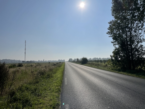 Après le Chemin des Meuniers, nous devons suivre la D920 sur 750m. C'est une route passante, ce n'est pas le meilleur moment du circuit !