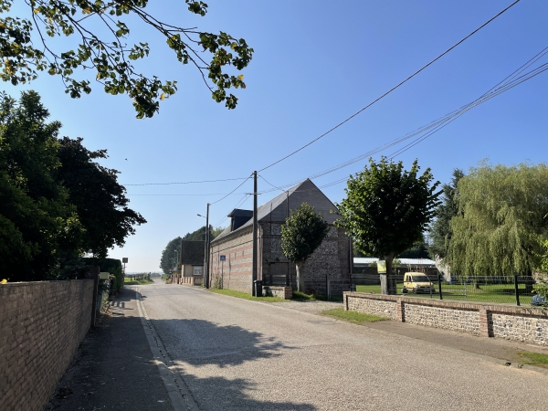 Hammeau de Coqueréaumont. Nous continuons plein sud vers Ancourt.