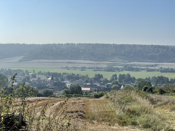 Nous descendons du plateau par le chemin du Mont Blanc (!), on voit déjà Ancourt dans la vallée.