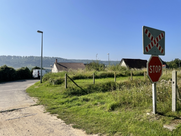 Nous traversons l'ancienne ligne de Rouxmesnil à Eu (ligne de Dieppe au Tréport). Cette section est encore exploitée ponctuellement par la SNCF et la section Envermeu-Penly est devenue un embranchement de EDF pour la centrale de Penly.