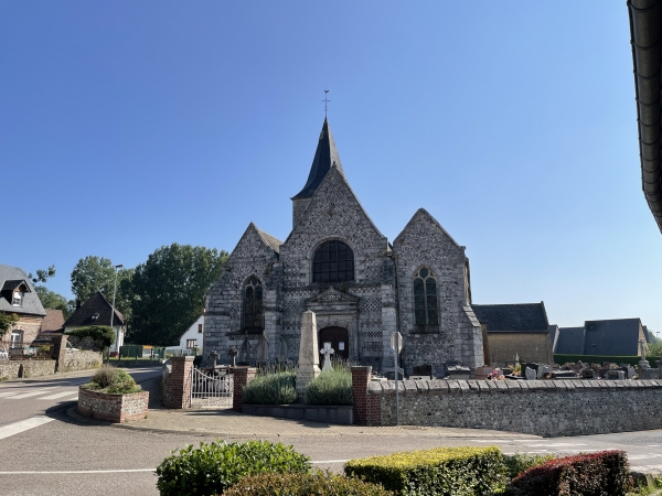 Nous voilà de retour à Ancourt, nous longeons l'église Saint-Saturnin.