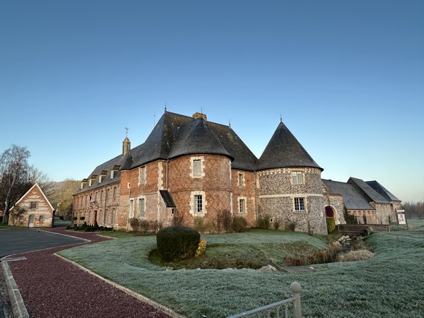 Nous partons du manoir de Briançon, mairie de Criel-sur-Mer. Ancien manoir des seigneurs de Briançon, il devint un hospice et un orphelinat à l'initiative de Anne-Marie-Louise d'Orléans, petite fille d'Henri IV.