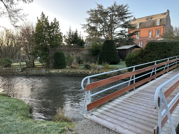 Nous longeons le manoir et traversons l'Yères pour rejoindre la rue de la Plage.