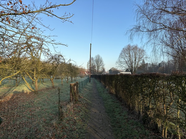 Nous rejoignons la rue du Moulin à Huile. La petite rue se termine en sentier qui se faufile entre jardins et vergers.