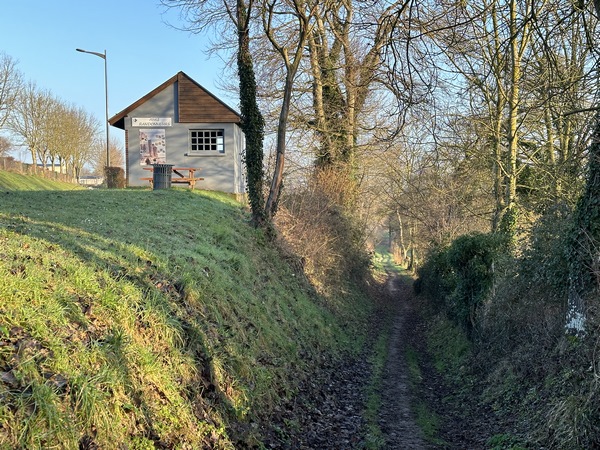 Nous continuons sur ce chemin qui relie le bourg à la plage. A gauche, on peut voir un abri pour randonneurs et une table de pique-nique.