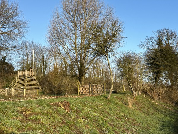 A gauche du chemin, on remarque le belvédère qui domine la basse vallée de l'Yères. Nous quittons le chemin principal ici, pour monter vers le belvédère.