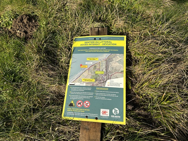 Les escaliers du val Pollet sont désormais fermés et le GR21 est dévié. Ces escaliers vertigineux étaient un morceau de bravoure de notre circuit de 2013. Avec nostalgie, nous tournons vers le chemin de la Cavée.