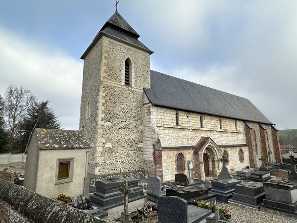 Nous longeons l'église Saint-Sulpice de Touffreville-sur-Eu.