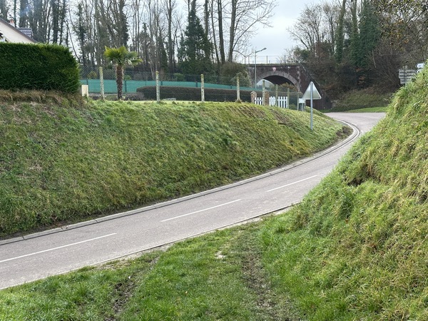 Nous quittons le chemin. On aperçoit le pont de l'ancienne voie ferrée. On va le longer à droite pour rejoindre le chemin qui a remplacé la ligne ferroviaire.