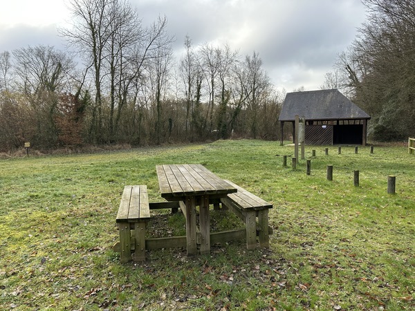Abri et tables de pique-nique à l'entrée du chemin de l'ancienne voie ferrée. Nous sommes à peu près à mi-chemin, c'est l'endroit idéal pour une pause.