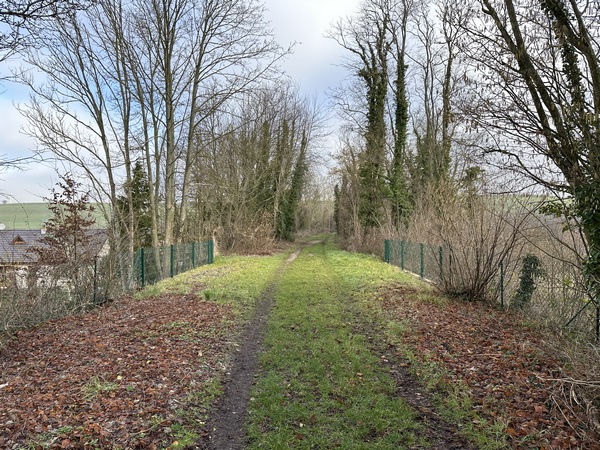 Nous marchons maintenant sur l'ancienne voie ferrée de Dieppe à Eu, devenue le Chemin du Petit Caux.&nbsp;