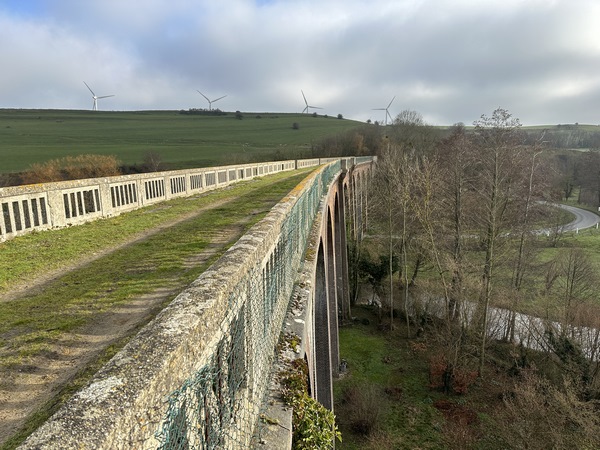 Nous arrivons sur le viaduc de Touffreville. C'est un viaduc en briques de neuf arches, et légèrement courbe.&nbsp;