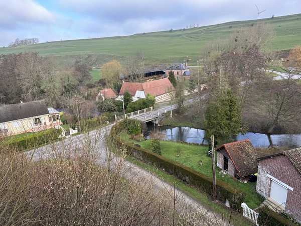 Le viaduc offre une vue plongeante sur la vallée et le cours de l'Yères.