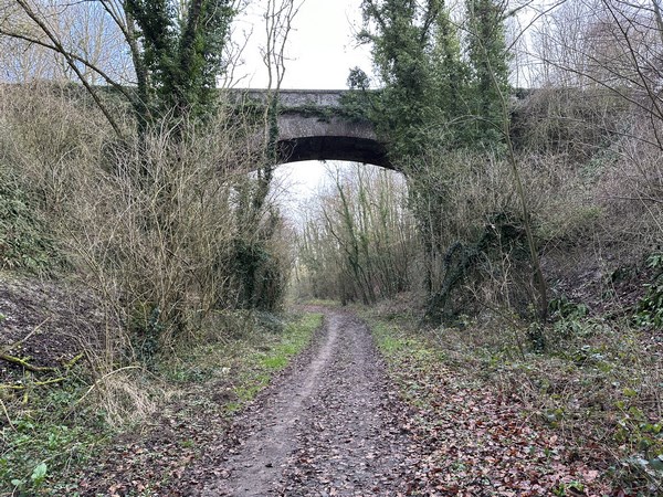 Nous continuons sur l'ancienne voie ferrée. Nous allons bientôt tourner à droite pour monter sur cette passerelle agricole.&nbsp;