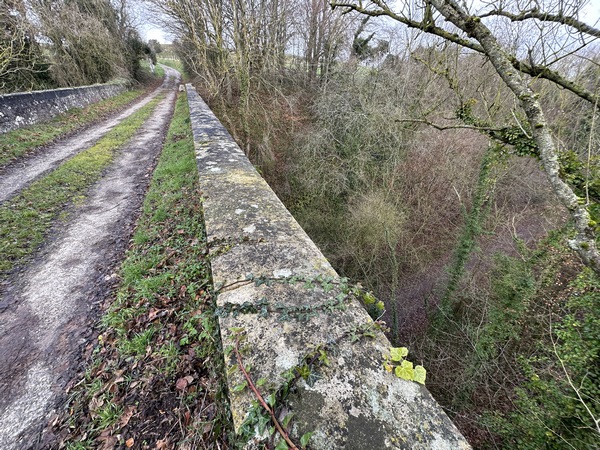 Nous rejoignons la passerelle et continuons tout droit.