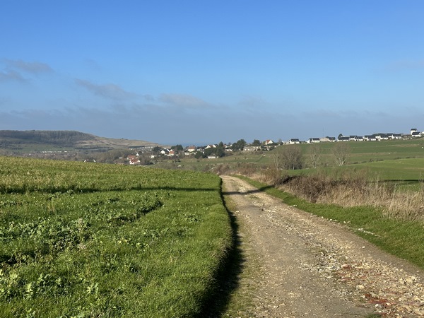 Nous apercevons déjà les premières maisons de Criel, nous allons bientôt quitter le chemin principal pour tourner à gauche.