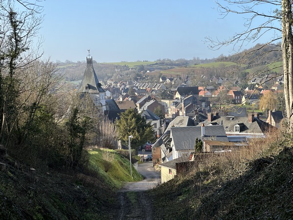 Nous quittons les chemins et entrons dans Criel. On aperçoit l'église Saint-Aubin à l'entrée du bourg.