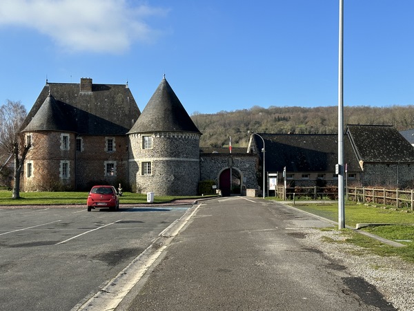 Nous voilà de retour au niveau du manoir de Briançon.