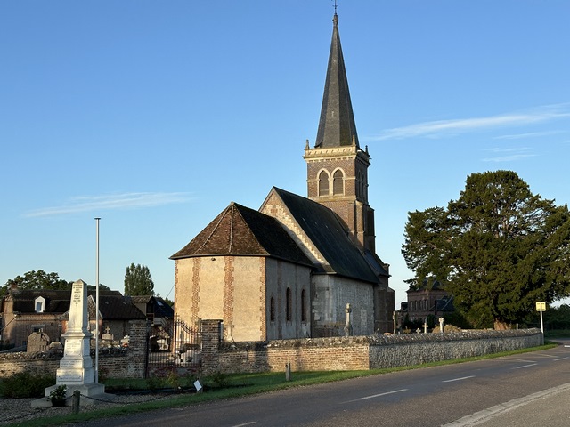 Je pars du parking de l'église Saint-Pierre et me dirige vers l'est, vers la Baronnie. Cette terre de Salerne appartenait au vicomte de Rouen Roger de Beaumont, qui en fit dont avec le titre de baronnie à l'abbaye de Préaux.