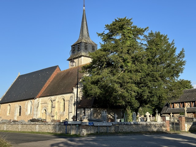 Deuxième clocher du circuit, celui de l'église de Saint-Cyr-et-Saint-Julitte (XVe XVIe) de St-Cyr-de-Salerne. Le pignon porte une statue des deux saints martyrs dans la cuve qui les a ébouillantés. La tour carrée est du XIIe siècle.&nbsp;