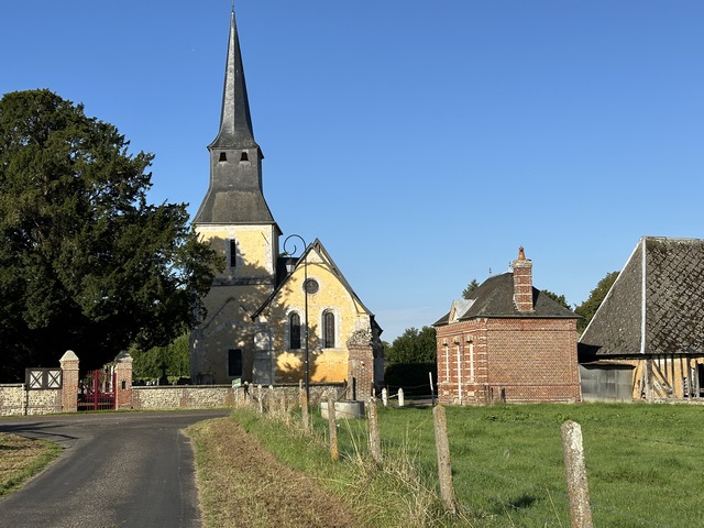 Un petit crochet permet de longer le troisième clocher du circuit, celui de l'église Saint-Just.