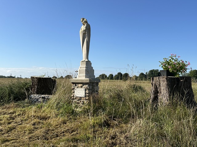 Je quitte Berthouville par le chemin qui se trouve juste en face de cette statue de la Vierge.