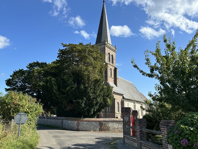 La boucle est fermée au pied de l'église Saint-Pierre de St-Pierre-de-Salerne.