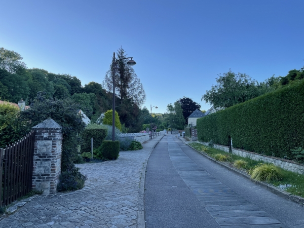 Nous sommes garés sur le parking de la salle municipale, boulevard Carnot. Nous suivons la charmante rue de l'Eglise, en direction de l'église Saint-Valery.