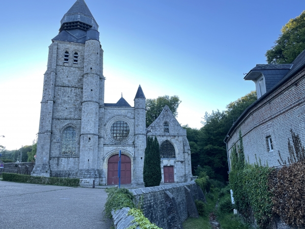 Nous voilà sur le parvis de l'église Saint-Valery. Comme pour la ville, le "e" ne porte pas d'accent et ne se prononce pas. L'église a été reconstruite au XVIe siècle, après les destructions des guerres franco-anglaises.