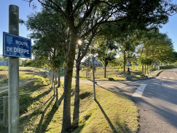 Nous traversons la D925b et continuons vers le hameau Ectot.