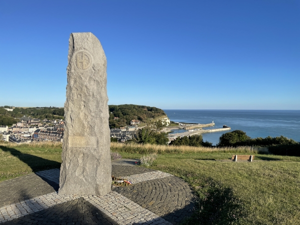 Stèle en hommage aux soldats de la 51e division écossaise morts lors de la brève et violente bataille de juin 1940.