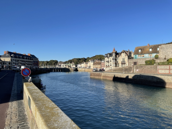 Nous suivons le quai d'Amont pour traverser le port.
