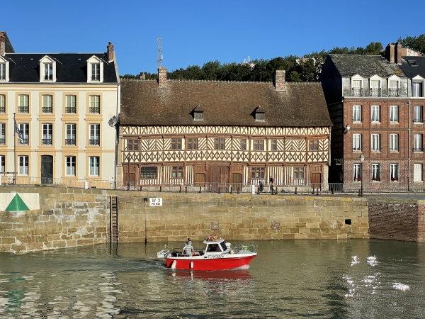 En face de nous, se trouve la Maison Ladiré, construite en 1540 par l'armateur Guillaume Ladiré. Elle est appelée maison Henri IV, en raison d'une nuit passée ici par le roi lors des campagnes contre la Ligue.