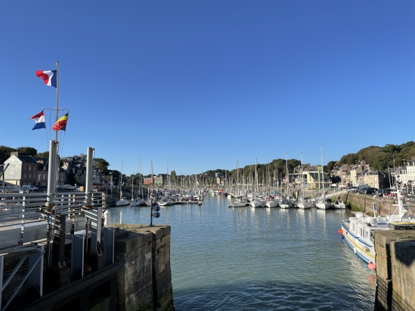 Nous traversons le pont, avec un coup d'oeil sur le port de plaisance que nous verrons de plus près en fin de rando.