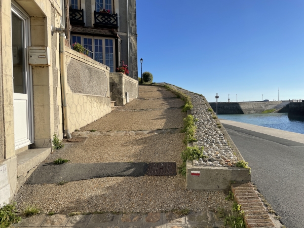 Nous suivons les balises du GR21 pour monter vers les falaises d'Aval.