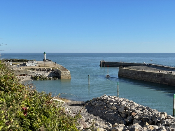 Coup d'oeil sur l'entrée du port de Saint-Valery-en-Caux.