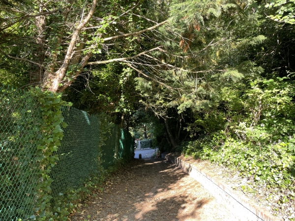 Il n'est plus possible de suivre le chemin de la falaise, clôturé. Il faut suivre la rue Max Leclerc pour sortir de Saint-Valery-en-Caux.