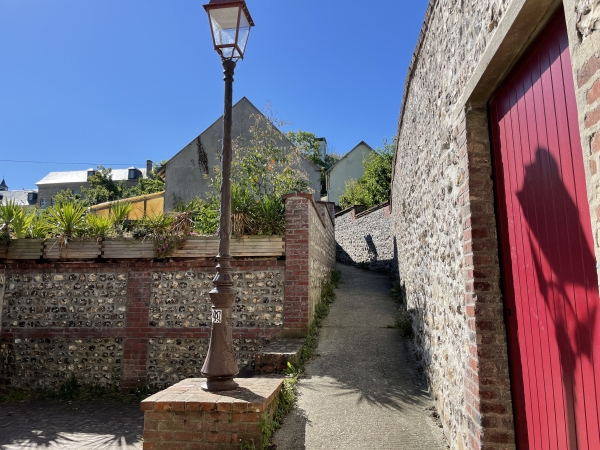 Arrivés à Saint-Valery-en-Caux, nous prenons l'escalier qui relie la rue Saint-Léger à la rue des Pénitents.