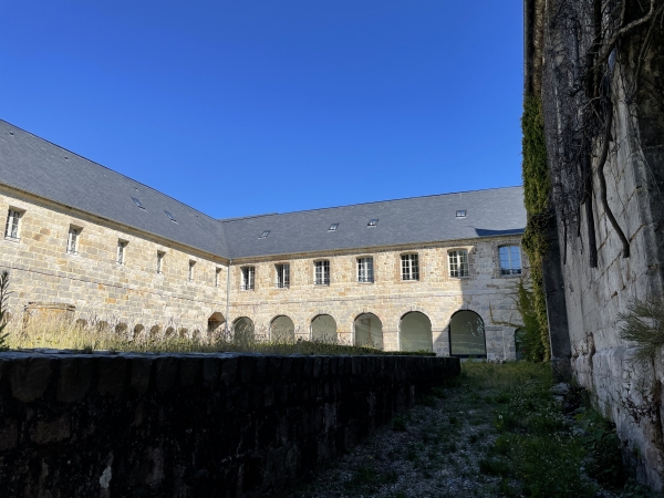 Nous longeons l'ancien couvent franciscain des Pénitents et son cloître. On voit déjà le résultat des travaux de rénovation en cours.