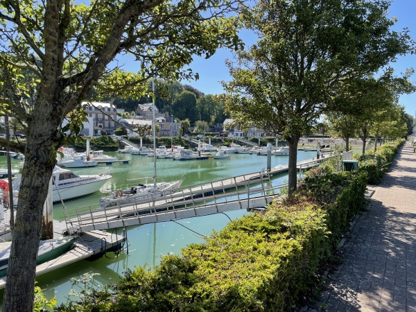 Nous longeons maintenant le port de plaisance pour rejoindre le parking, un peu plus loin.