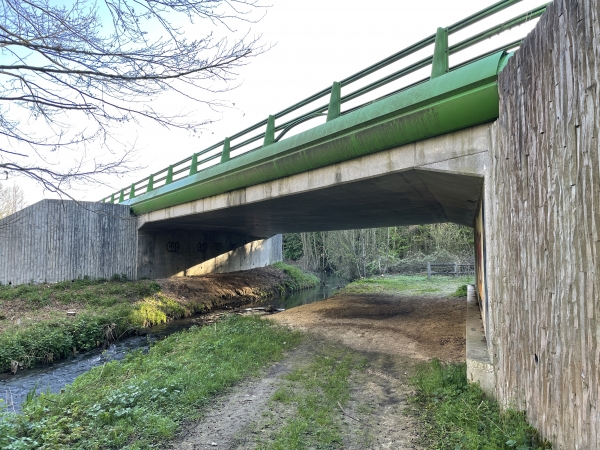 Nous passons maintenant sous la liaison D149/D321. La rivière est la Lieure. Elle se prépare à se jeter dans l'Andelle, près des passerelles.