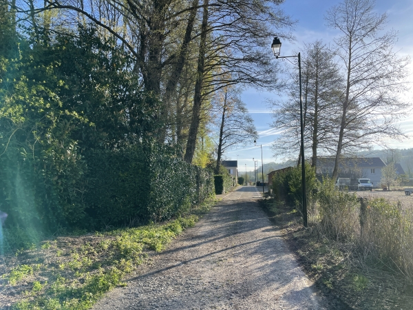 Nous entrons dans le hameau de Saint-Victor (Charleval) pour traverser la D321.