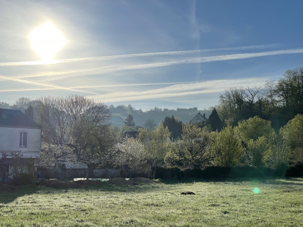 A notre droite, on voit déjà la colline boisée que nous allons gravir.