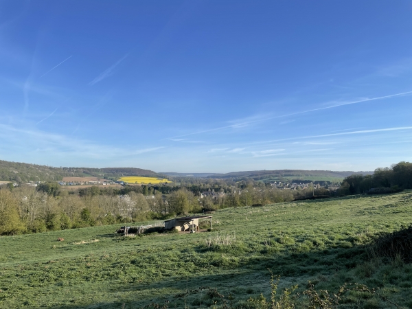 Nous montons par le chemin du Grand Thuit. A nos pieds, Charleval et la vallée de l'Andelle.