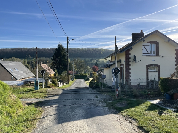 Nous entrons dans Ménesqueville en franchissant l'ancienne voie ferrée de Gisors à Pont-de-l'Arche. Elle reliait la ligne vers Dieppe à celle du Havre. Cette portion entre Etrepagny et Pont-de-l'Arche reste utilisée grâce à la sucrerie d'Etrepagny. A droite, l'ancienne maison du garde-barrière.